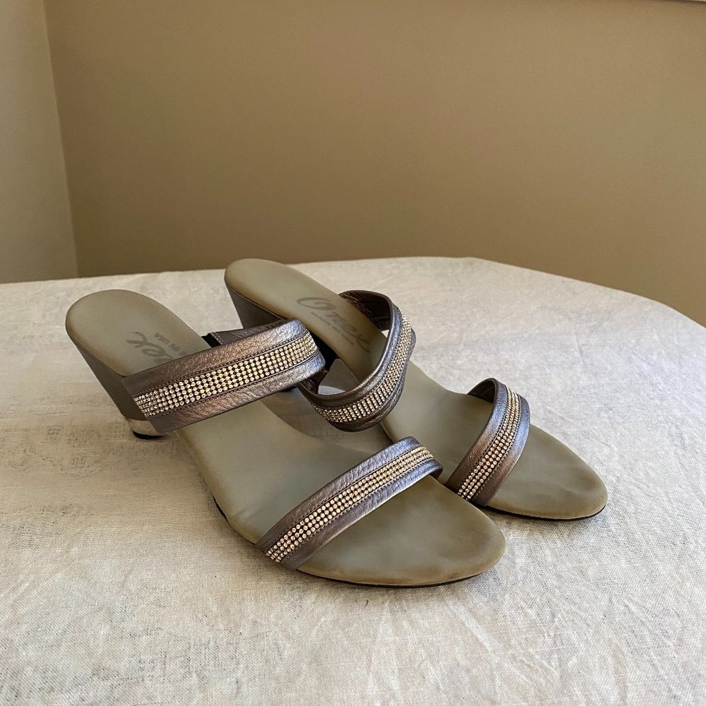 Onex Pewter Leather Strapless Shoes.  Size 10